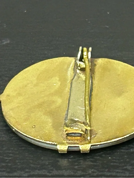 Oval Mother-of-Pearl Cabochon Pendant in Iridescent Gold - Picture 3 of 7